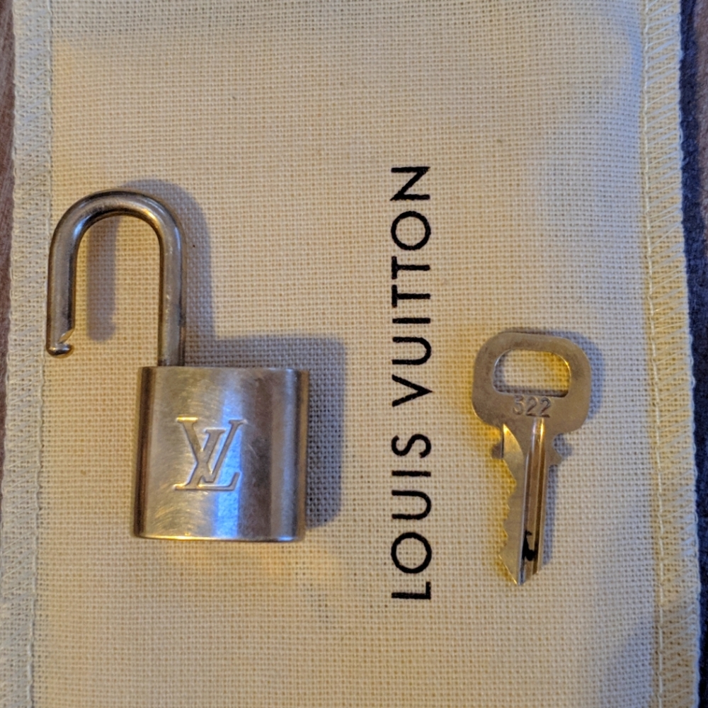 Louis Vuitton Padlock with one key #322